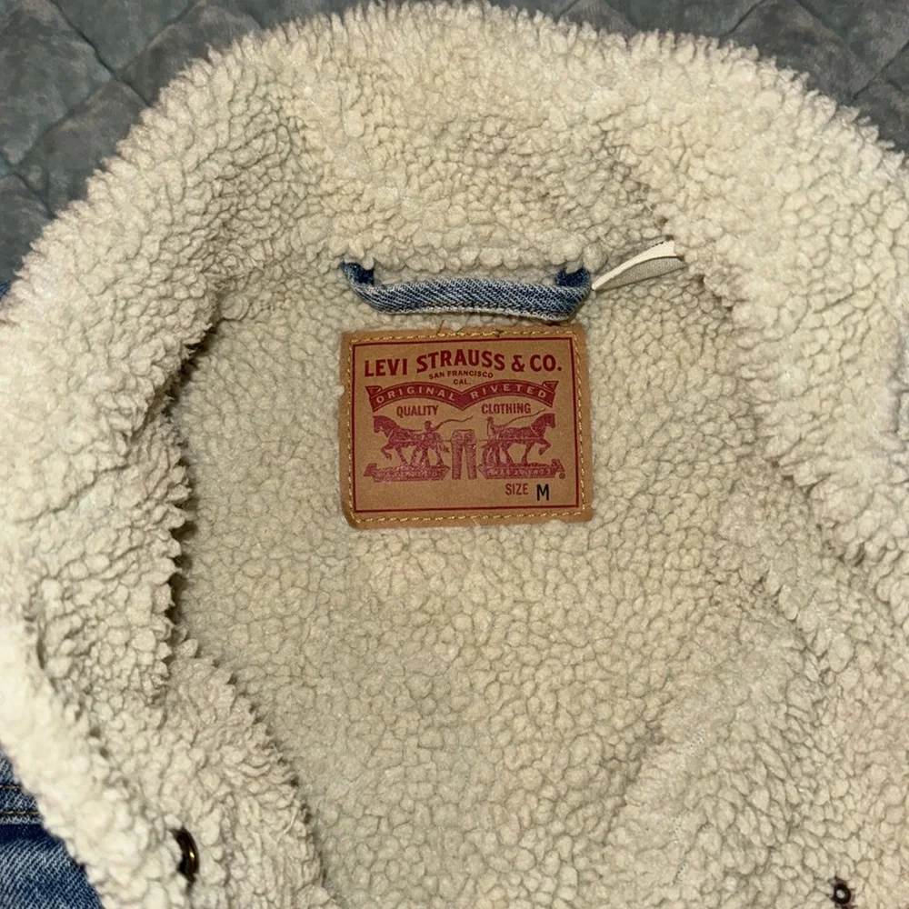 Levi women’s jean coat - Picture 2 of 3